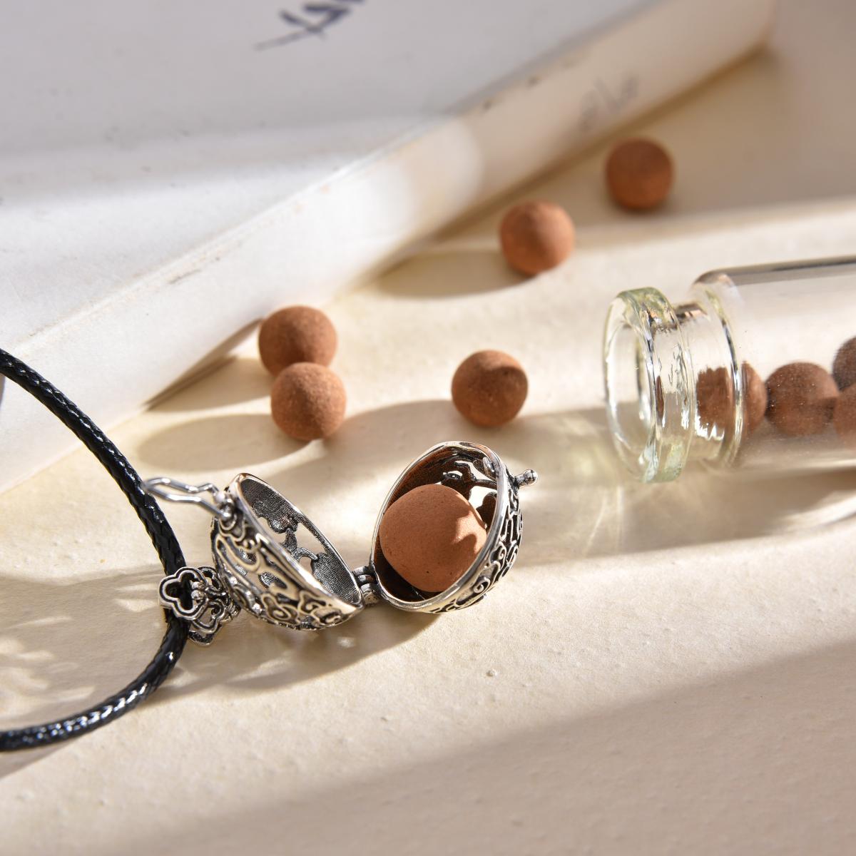 Luck - enhancing Hollow - carved Pendant with Auspicious Cloud Pattern (with 2 Incense Balls as a Gift)