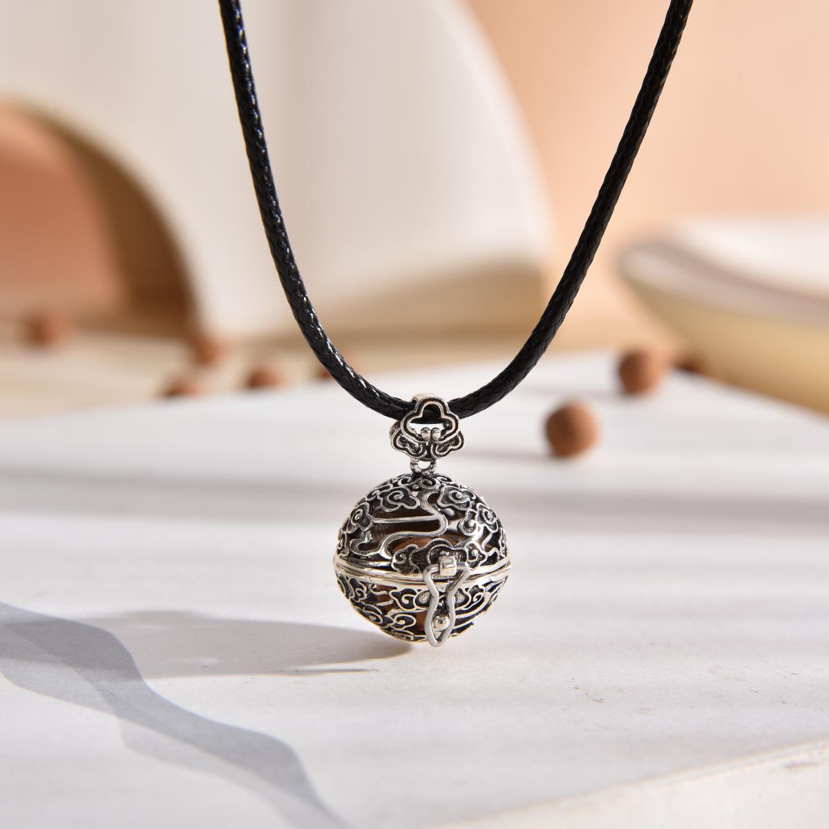 Luck - enhancing Hollow - carved Pendant with Auspicious Cloud Pattern (with 2 Incense Balls as a Gift)