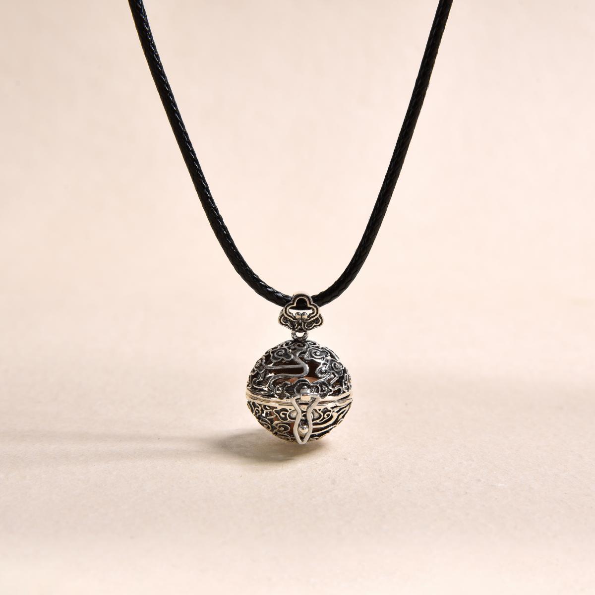 Luck - enhancing Hollow - carved Pendant with Auspicious Cloud Pattern (with 2 Incense Balls as a Gift)