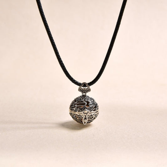Luck - enhancing Hollow - carved Pendant with Auspicious Cloud Pattern (with 2 Incense Balls as a Gift)